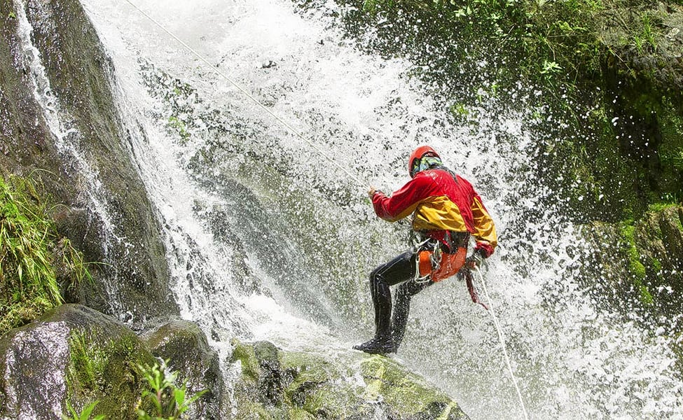 Canyoning, कैन्यनिंग का अर्थ है घाटियों में विभिन्न तकनीकों का इस्तेमाल करते हुए घूमना जिसमें अन्य आउटडोर गतिविधियां शामिल हो सकती हैं