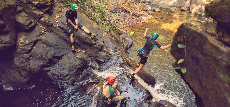 Canyoning, कैन्यनिंग का अर्थ है घाटियों में विभिन्न तकनीकों का इस्तेमाल करते हुए घूमना जिसमें अन्य आउटडोर गतिविधियां शामिल हो सकती हैं