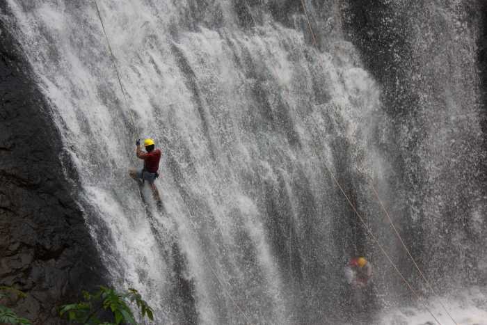 Canyoning, कैन्यनिंग का अर्थ है घाटियों में विभिन्न तकनीकों का इस्तेमाल करते हुए घूमना जिसमें अन्य आउटडोर गतिविधियां शामिल हो सकती हैं