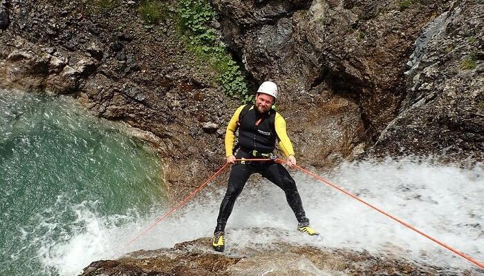Canyoning, कैन्यनिंग का अर्थ है घाटियों में विभिन्न तकनीकों का इस्तेमाल करते हुए घूमना जिसमें अन्य आउटडोर गतिविधियां शामिल हो सकती हैं