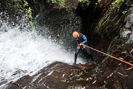 Canyoning, कैन्यनिंग का अर्थ है घाटियों में विभिन्न तकनीकों का इस्तेमाल करते हुए घूमना जिसमें अन्य आउटडोर गतिविधियां शामिल हो सकती हैं
