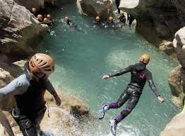 Canyoning, कैन्यनिंग का अर्थ है घाटियों में विभिन्न तकनीकों का इस्तेमाल करते हुए घूमना जिसमें अन्य आउटडोर गतिविधियां शामिल हो सकती हैं