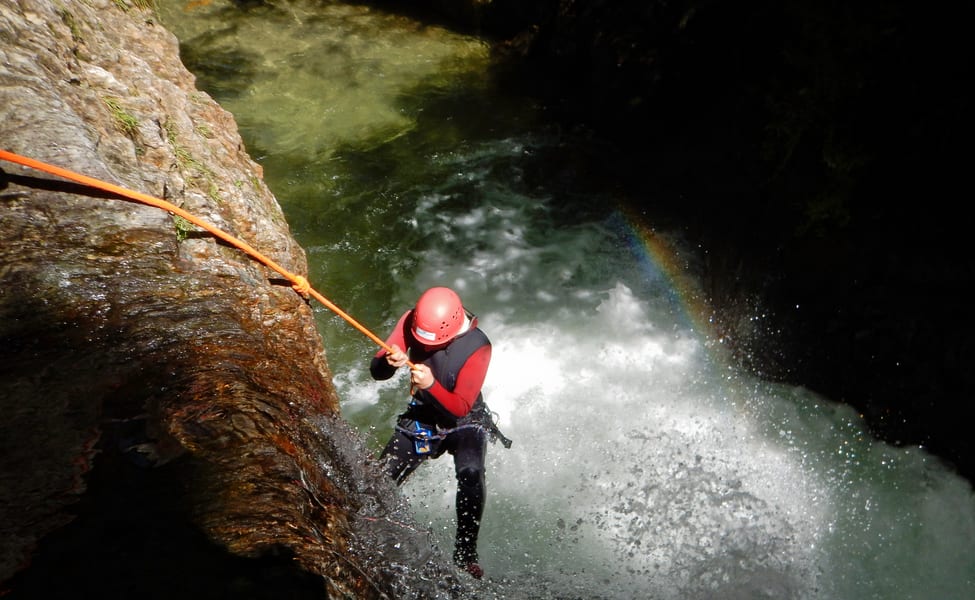 Canyoning, कैन्यनिंग का अर्थ है घाटियों में विभिन्न तकनीकों का इस्तेमाल करते हुए घूमना जिसमें अन्य आउटडोर गतिविधियां शामिल हो सकती हैं