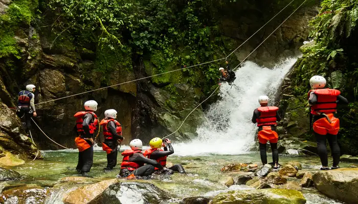Canyoning, कैन्यनिंग का अर्थ है घाटियों में विभिन्न तकनीकों का इस्तेमाल करते हुए घूमना जिसमें अन्य आउटडोर गतिविधियां शामिल हो सकती हैं