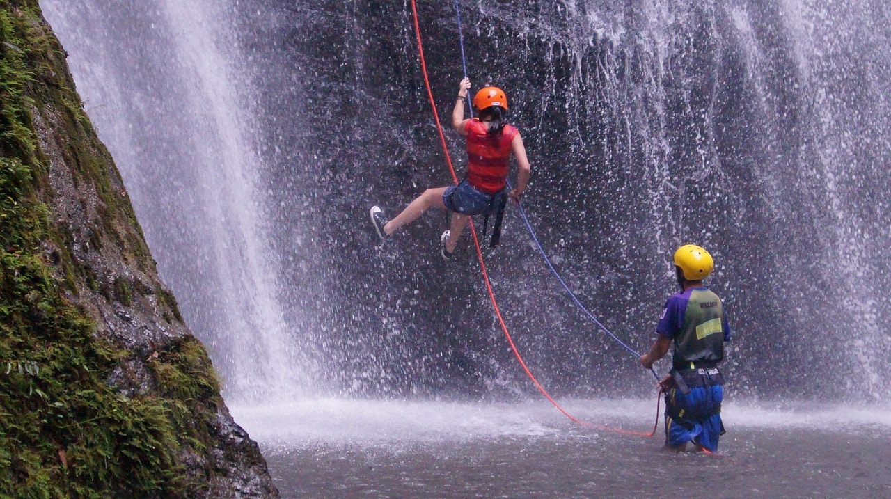 Canyoning, कैन्यनिंग का अर्थ है घाटियों में विभिन्न तकनीकों का इस्तेमाल करते हुए घूमना जिसमें अन्य आउटडोर गतिविधियां शामिल हो सकती हैं