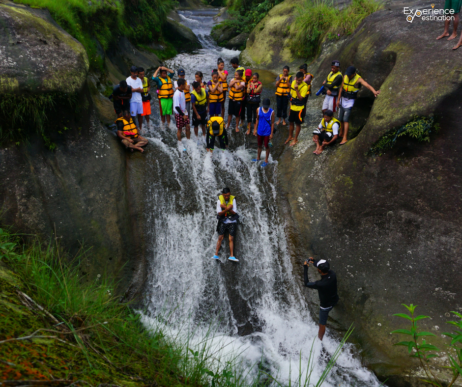 Canyoning, कैन्यनिंग का अर्थ है घाटियों में विभिन्न तकनीकों का इस्तेमाल करते हुए घूमना जिसमें अन्य आउटडोर गतिविधियां शामिल हो सकती हैं