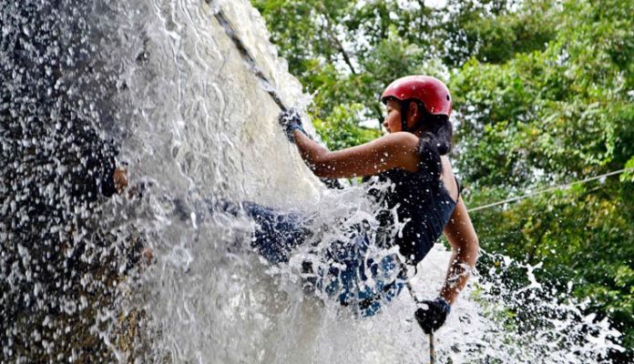 Canyoning, कैन्यनिंग का अर्थ है घाटियों में विभिन्न तकनीकों का इस्तेमाल करते हुए घूमना जिसमें अन्य आउटडोर गतिविधियां शामिल हो सकती हैं