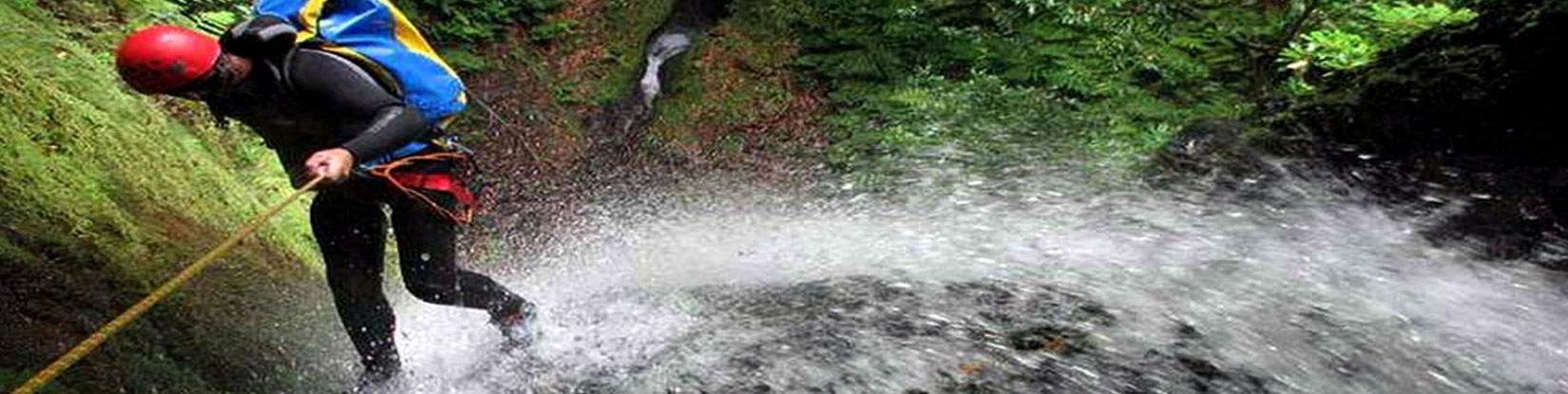 Canyoning, कैन्यनिंग का अर्थ है घाटियों में विभिन्न तकनीकों का इस्तेमाल करते हुए घूमना जिसमें अन्य आउटडोर गतिविधियां शामिल हो सकती हैं