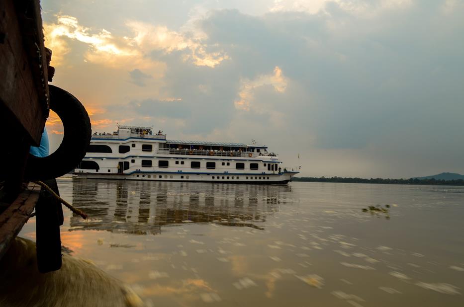 River Crusing, Beatutiful Activity to Spend Quality Time on the Surface of Water